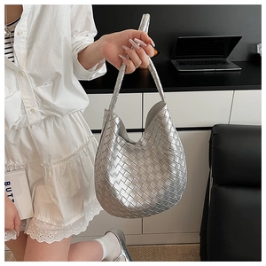 Détail du sac hobo tressé argenté avec motif métallique intrecciato de luxe