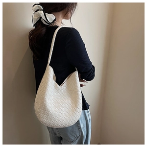 Détail du sac hobo blanc tissé montrant l'artisanat complexe du tressage du cuir et sa texture