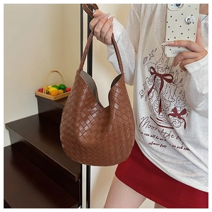 Vue détaillée du sac hobo en cuir tressé marron avec artisanat classique Intrecciato