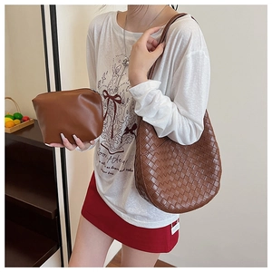 Ensemble de sacs en cuir tressé marron avec pochette assortie porté par un mannequin