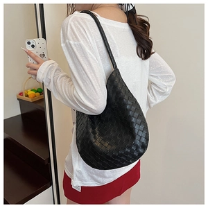 Détail du sac hobo tressé noir à l'épaule montrant la texture Intrecciato et la forme souple
