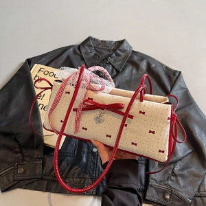 Elegante borsa a mano crema con fiocchi rossi, nastri in pizzo e ciondolo a cuore