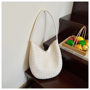 Détail du sac à épaule hobo tissé beige avec artisanat Intrecciato sur marches