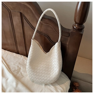 Détail du sac à bandoulière tressé blanc montrant la texture Intrecciato précise