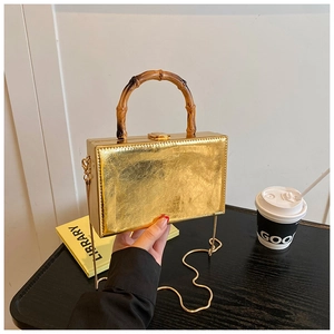 Mini sac rectangulaire doré métallisé avec poignée en bambou et bandoulière chaîne