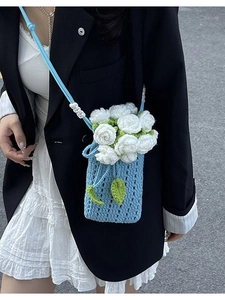 Sac seau bleu crocheté à la main avec fleurs 3D blanches et longue bandoulière