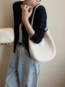 Sac hobo élégant en cuir tressé blanc avec pochette assortie pour femme au style chic