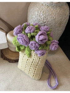 Sac seau au crochet avec roses mauves faites à la main et texture en maille crème