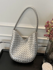 Sac hobo tressé argenté avec texture métallisée et longue poignée d'épaule