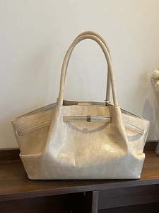Grote beige handtas met krokodillenreliëf en dubbele handvatten voor dagelijks woon-werk