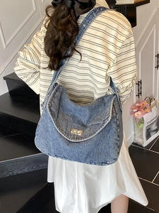 Borsa hobo classica in denim blu con chiusura girevole dorata e tessuto lavato