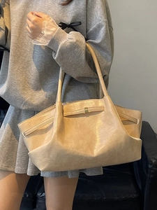 Grote beige retro handtas met krokodillentextuur en elegante schouderband voor dames