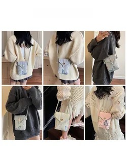 Détails de petits sacs à bandoulière brodés pour téléphone en bleu, vert et rose pastel