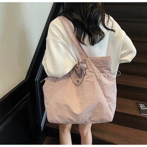 Vue arrière du grand sac cabas en nylon violet poudré montrant les détails du cordon