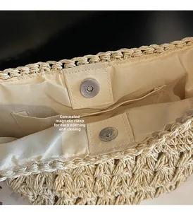 Vue détaillée du sac en paille tressée avec fermeture magnétique et doublure brune