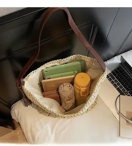 Vue détaillée du grand volume de rangement du sac tissé avec des objets quotidiens