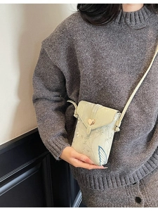 Sac bandoulière en toile brodée verte avec motifs floraux et boucle en métal en forme de cœur