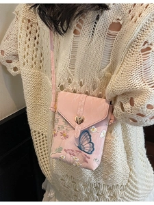 Sac à bandoulière rose brodé pour téléphone avec motifs floraux et boucle en cœur