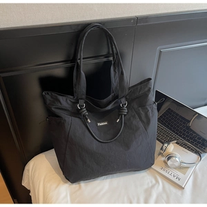 Gros plan d'un sac cabas en nylon noir avec étiquette Fashion dans une chambre au style moderne
