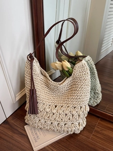 Sac à bandoulière en paille tressée rétro avec pompon et sangle en cuir pour la plage