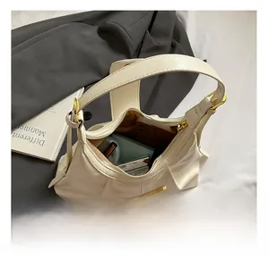 Vue détaillée du compartiment intérieur spacieux du sac bandoulière crème en cuir PU