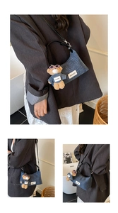 Détail du sac dumpling en denim indigo avec un charmant porte-clés ours en peluche