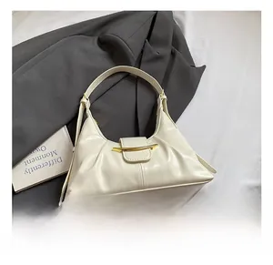 Détails de ce sac en cuir PU blanc cassé avec une texture plissée et des ferrures dorées chic
