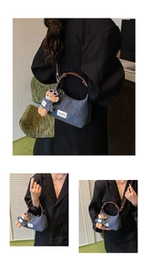 Détail du sac à main en denim bleu avec anse en cuir marron et pendentif ours mignon