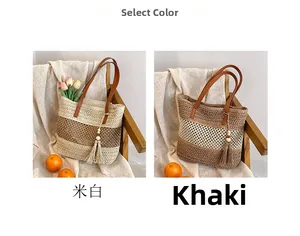 Dettaglio delle borse tote in paglia intrecciata con spalline in pelle e nappe