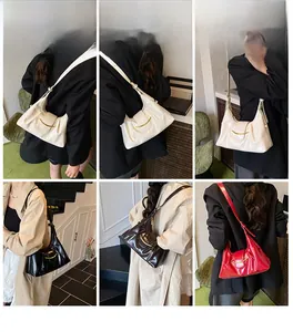 Collage de sacs portés épaule en cuir plissé en beige, noir, café et rouge