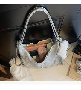 Détail de l'intérieur du sac cabas gris argenté montrant la grande capacité et rivets