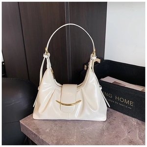 Détail du sac hobo blanc cassé avec finition brillante et boucle en croissant dorée