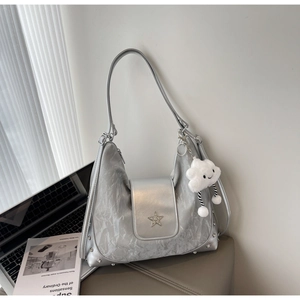 Détail du sac argenté plissé avec décoration étoile en cristal et breloque nuage
