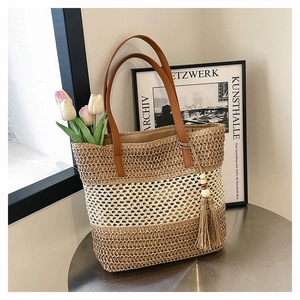 Dettaglio borsa tote in paglia intrecciata tricolore con manici in pelle e nappa