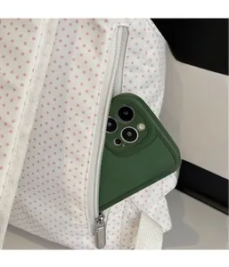 Detail der seitlichen Reißverschlusstasche am rosa gepunkteten Canvas-Rucksack mit Stauraum