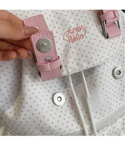 Detailansicht des silbernen Magnetverschlusses und pinken Stoffes am Rucksack