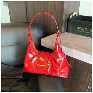 Détail du sac rouge verni plissé avec boucle en métal doré élégante et texture brillante chic