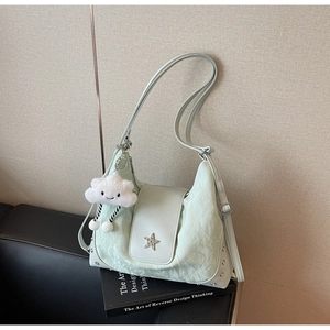 Sac fourre-tout vert menthe avec boucle étoile, détails de rivets et charm nuage