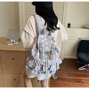 Detail eines hellvioletten Polka-Dot-Rucksacks mit Rüschen und Kordelzugverschluss