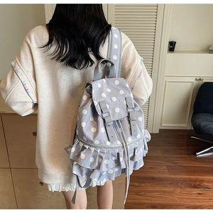 Detailansicht helllilafarbener Rucksack mit Polka-Dots und modischen Rüschendetails