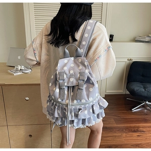 Detailansicht hellblauer Rucksack mit Polka-Dots, Rüschensaum und Kordelzug-Verschluss