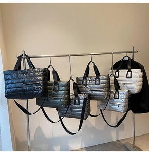 Détails de sacs fourre-tout en duvet matelassés multicolores sur un support d'exposition