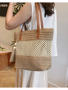 Borsa tote in paglia intrecciata con spalline in pelle marrone e nappe per il mare