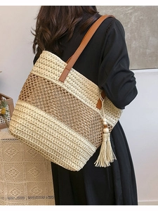 Borsa tote in paglia minimalista con trama a strisce e manici in pelle marrone