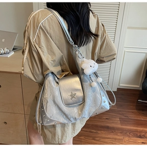 Détail du sac cabas argenté avec étoile en strass, rivets et breloque nuage douce