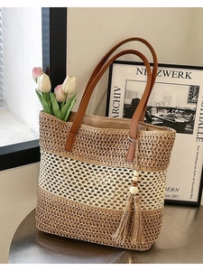 Borsa tote in paglia minimalista con manici in finta pelle e nappa con perle di legno