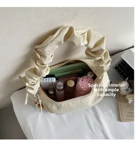 Vue détaillée du compartiment intérieur spacieux du sac à plis de couleur crème