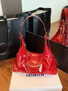 Sac à bandoulière demi-lune rouge brillant avec d'élégants détails en métal doré chic