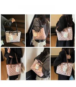Détail du sac cabas en toile à carreaux roses avec bordure en cuir marron et ours