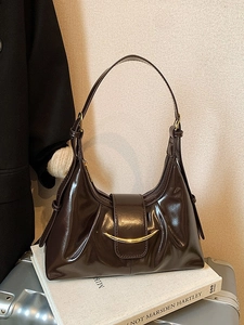 Sac lune en cuir verni marron foncé avec boucle dorée et bandoulière réglable